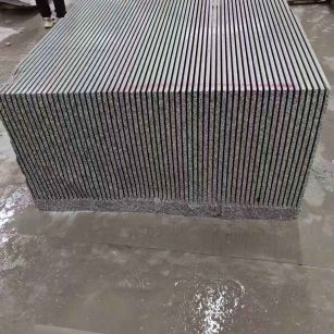 临沧芝麻白毛板荒料切割