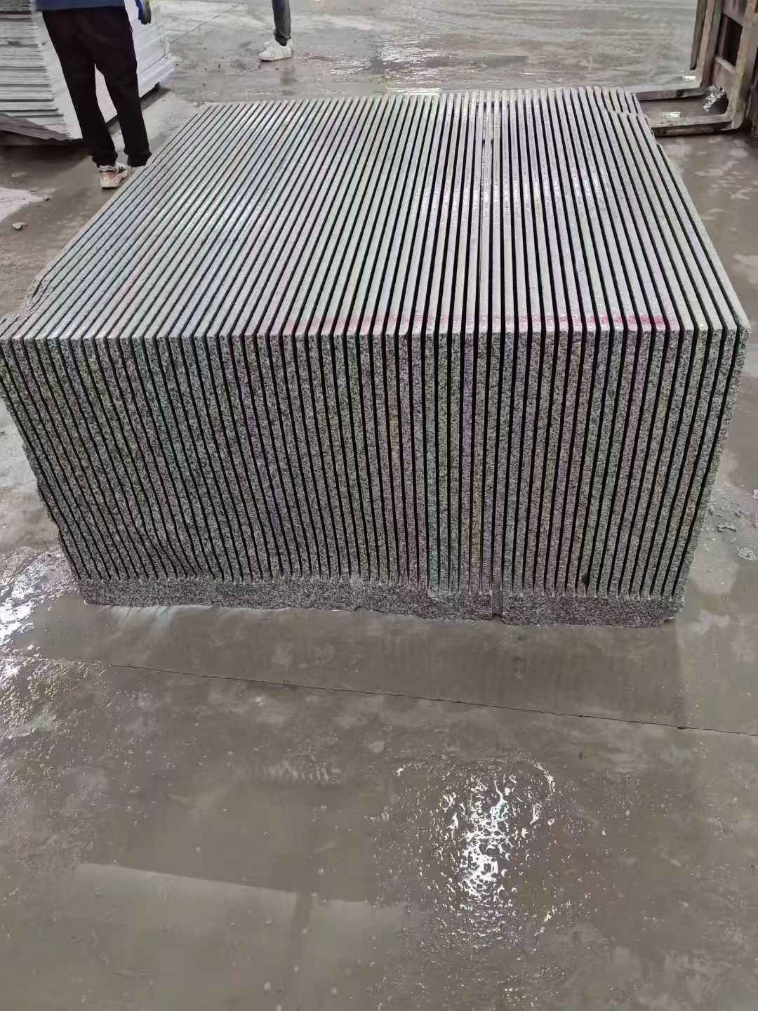 临沧芝麻白毛板荒料切割