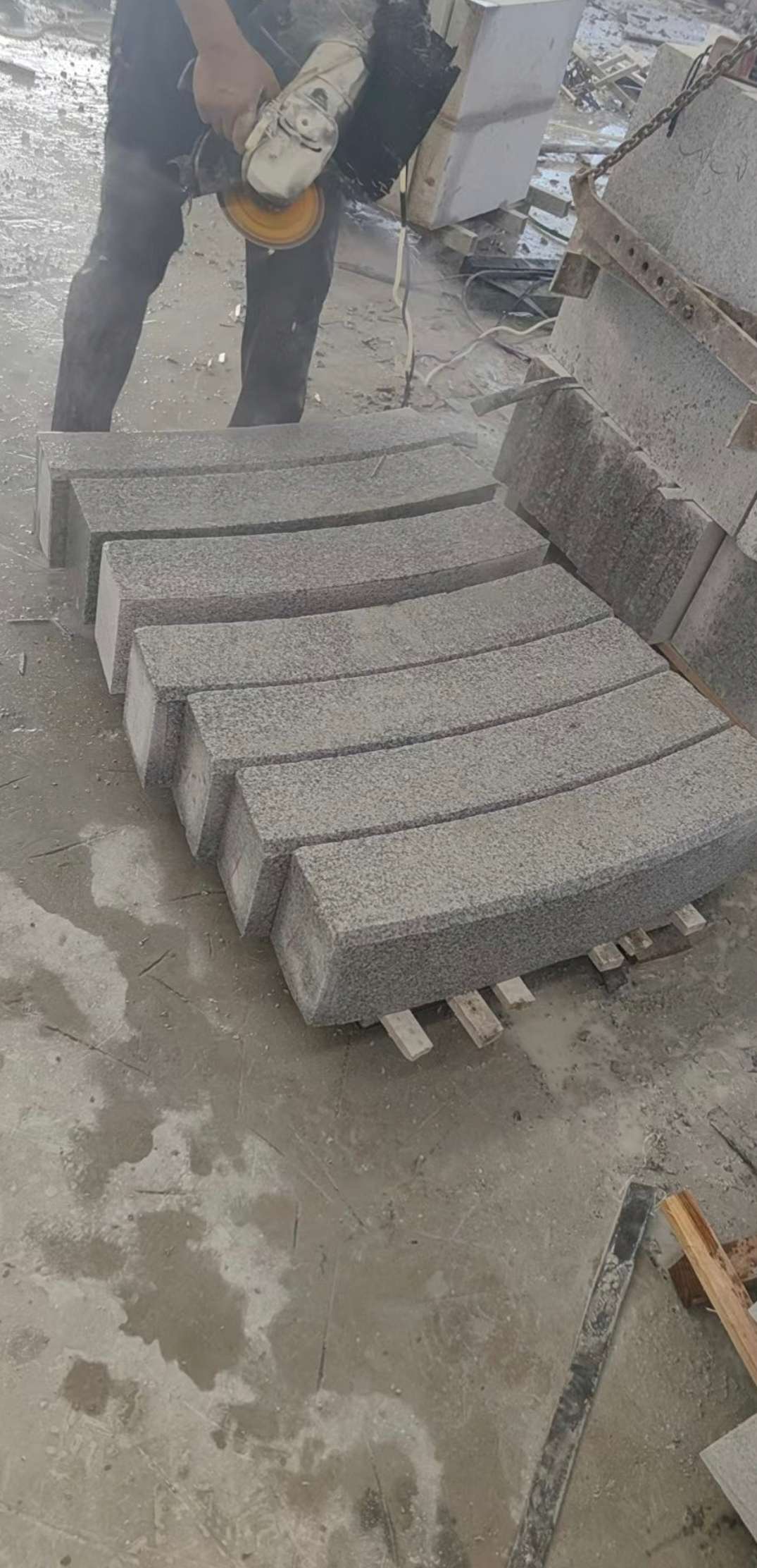 临沧芝麻白弧形路牙石